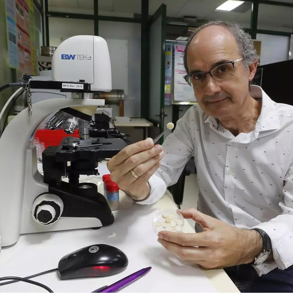 Pío González sujetando una muestra del material al lado del Raman